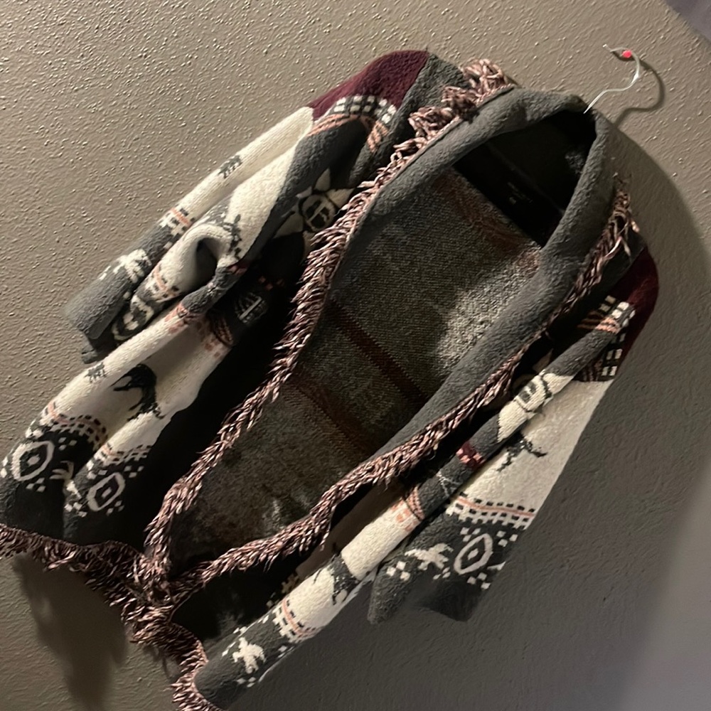 Romeo & Juliet Couture thick gray/burgundy sweater